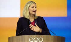 Kirsty Coventry regarde alors qu'elle est élue nouvelle présidente du Comité International Olympique (CIO)