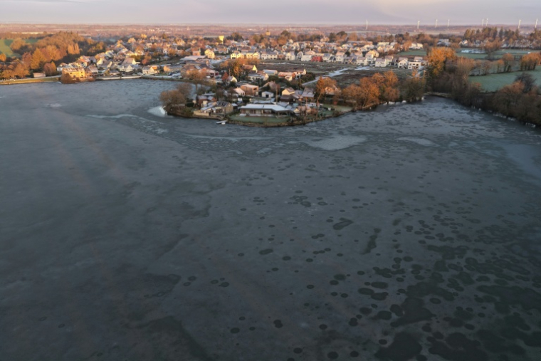 Vue aérienne d'un étang gelé à Hédé-Bazouges, en Ille-et-Vilaine, lors d'une vague de froid, le 5 janvier 2026 ( AFP / Damien MEYER )