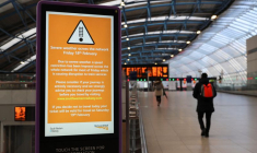 LA TEMPÊTE EUNICE S'ABAT SUR L'ANGLETERRE, CINQ DÉPARTEMENTS FRANÇAIS EN VIGILANCE ORANGE