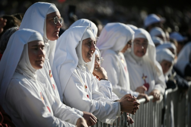 Des religieuses attendent la venue du pape Léon XIV avant la messe dominicale à la Prairie du sanctuaire de Lourdes, le 27 septembre 2026 ( AFP / Ed JONES )