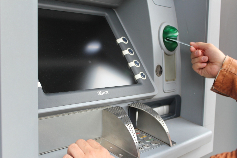 Le nombre d'arnaques aux distributeurs de billets est en baisse à Paris (illustration). (Peggy_Marco / Pixabay)