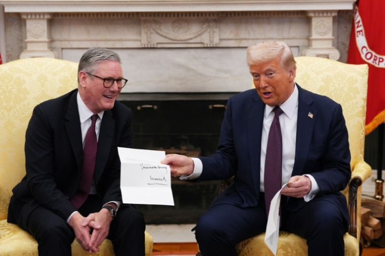 Donald Trump tient une lettre du roi Charles III, remise par le Premier ministre britannique Keir Starmer, le 27 février 2025 à la Maison Blanche, à Washington ( POOL / Carl Court )