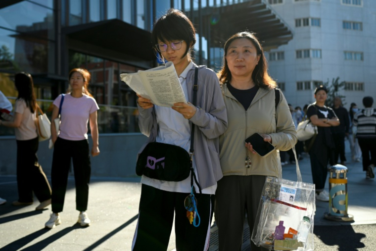 Devant un centre d'examen, avant le gaokao à Pékin le 7 juin 2026 ( AFP / WANG Zhao )