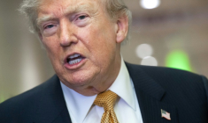 Le président américain Donald Trump parle aux journalistes à bord de l'Air Force One, le 8 juillet 2026 ( AFP / SAUL LOEB )