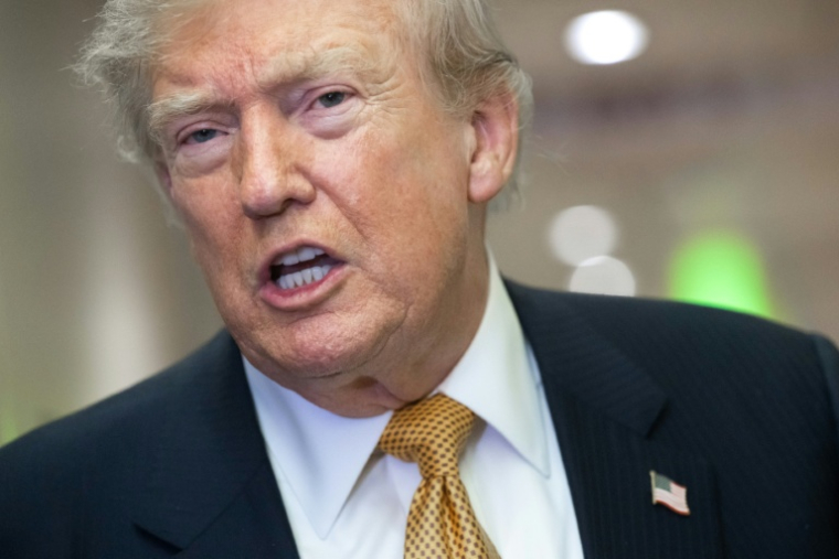 Le président américain Donald Trump parle aux journalistes à bord de l'Air Force One, le 8 juillet 2026 ( AFP / SAUL LOEB )