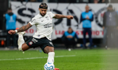 Le penalty complètement raté de Memphis Depay