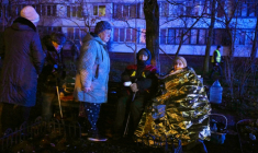 Des habitants évacués d'un immeuble à Kiev pendant un bombardement russe, le 25 novembre 2025 ( AFP / Genya SAVILOV )