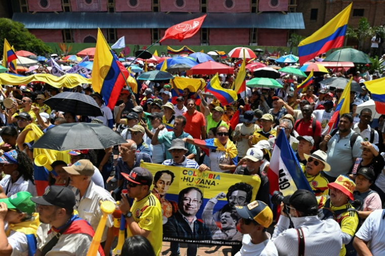 Des personnes défilent en soutien aux réformes proposées par le président colombien Gustavo Petro lors d'une grève organisée par les syndicats à Cali, Valle del Cauca, Colombie, le 28 mai 2025 ( AFP / JOAQUIN SARMIENTO )