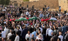 Les obsèques de personnes tuées lors d'une attaque contre une église, à Hammoud, dans le sud de la Jordanie, le 25 octobre 2026 ( AFP / Ahmad SHOURA )
