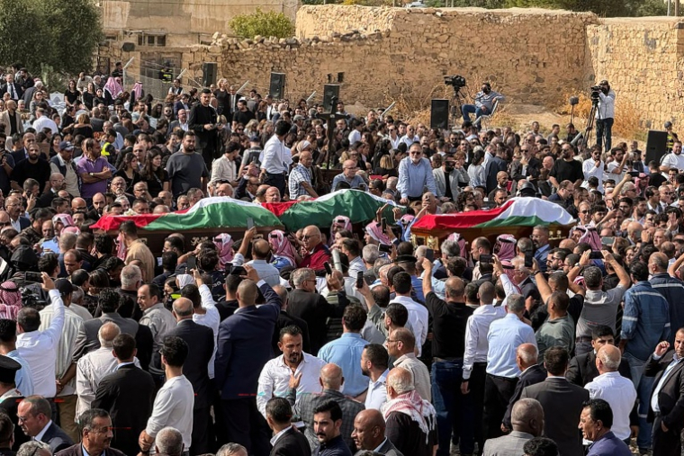 Les obsèques de personnes tuées lors d'une attaque contre une église, à Hammoud, dans le sud de la Jordanie, le 25 octobre 2026 ( AFP / Ahmad SHOURA )