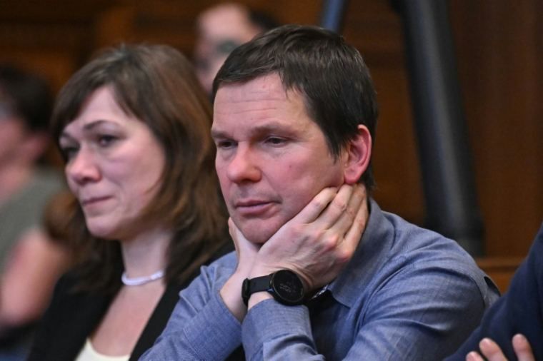 Wolfram Jarosch (d), le père du militant antifasciste non-binaire allemand Maja T., assiste au procès de son fils, le 4 février 2026 au tribunal de Budapest, en Hongrie ( AFP / Attila KISBENEDEK )