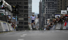 L'Américain Brandon McNulty célèbre sa victoire aux Championnats du monde de cyclisme sur route, le 27 septembre 2026 à Montréal ( AFP / Andrej Ivanov )