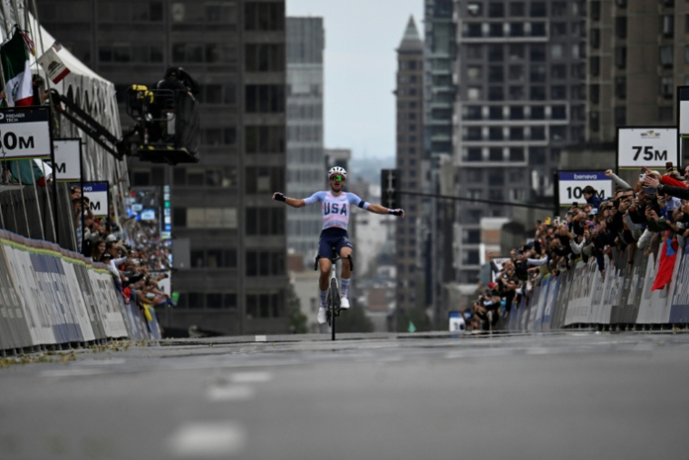 L'Américain Brandon McNulty célèbre sa victoire aux Championnats du monde de cyclisme sur route, le 27 septembre 2026 à Montréal ( AFP / Andrej Ivanov )