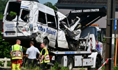 Le minibus percuté par un train évacué, à Buggenhout en Belgique le 26 mai 2026 ( AFP / DIRK WAEM )