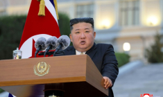 Le dirigeant nord-coréen Kim Jong Un prononce un discours sur cette photo diffusée par l'agence KCNA, le 30 septembre 2026, à Pyongyang ( KCNA VIA KNS / STR )