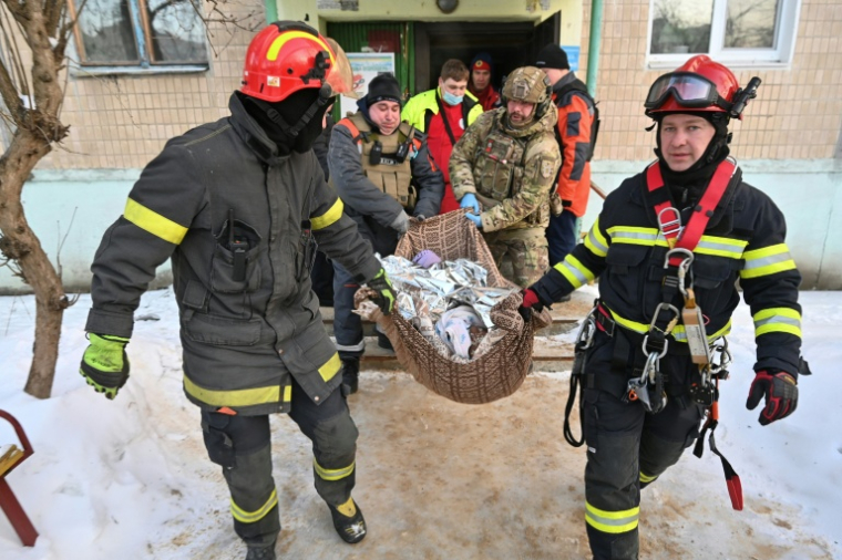 Les secours évacuent une victime après un bombardement russe à Kharkiv, le 3 février 2026 ( AFP / SERGEY BOBOK )