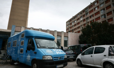 Un bus transformé en mairie mobile qui permet aux habitants d’effectuer des démarches administratives près de chez eux, garé dans le 15e arrondissement de Marseille, le 19 janvier 2026 ( AFP / Thibaud MORITZ )