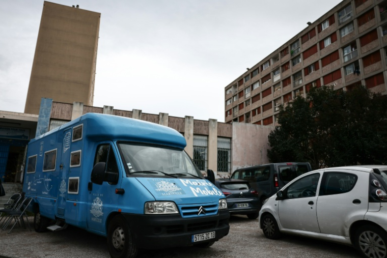 Un bus transformé en mairie mobile qui permet aux habitants d’effectuer des démarches administratives près de chez eux, garé dans le 15e arrondissement de Marseille, le 19 janvier 2026 ( AFP / Thibaud MORITZ )