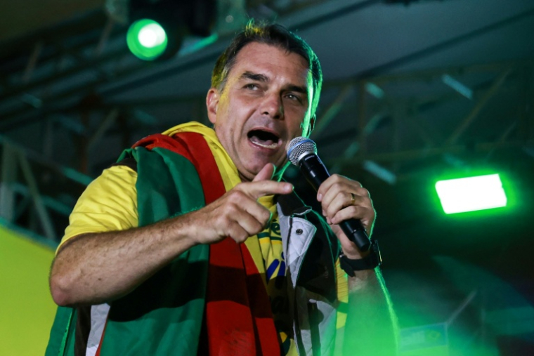 Le sénateur de droite brésilien et candidat à l'élection présidentielle, Flavio Bolsonaro, prononce un discours à Porto Alegre, au Brésil, le 14 octobre 2026 ( AFP / SILVIO AVILA )