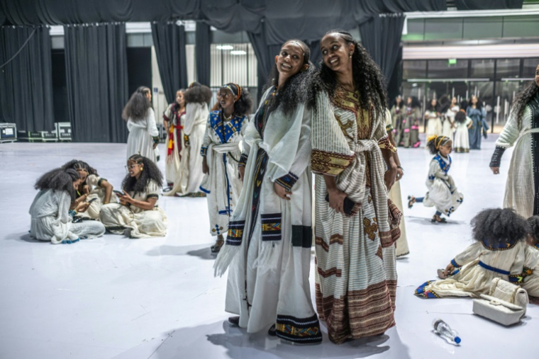 Des Tigréennes, en robes et coiffures traditionnelles, célèbrent à Addis Abeba, le 22 août 2026, la fête d'Ashenda, originaire du Tigré ( AFP / Marco Simoncelli )