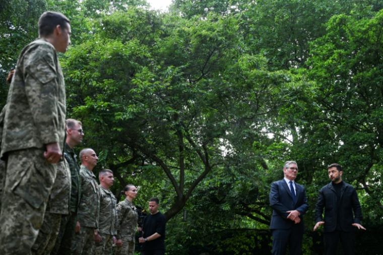 Le Premier ministre britannique Keir Starmer (2e d) et le président ukrainien Volodymyr Zelensky (d) rencontrent les troupes impliquées dans l'opération Interflex, au 10 Downing Street, le 23 juin 2025 à Londres ( POOL / Jaimi Joy )