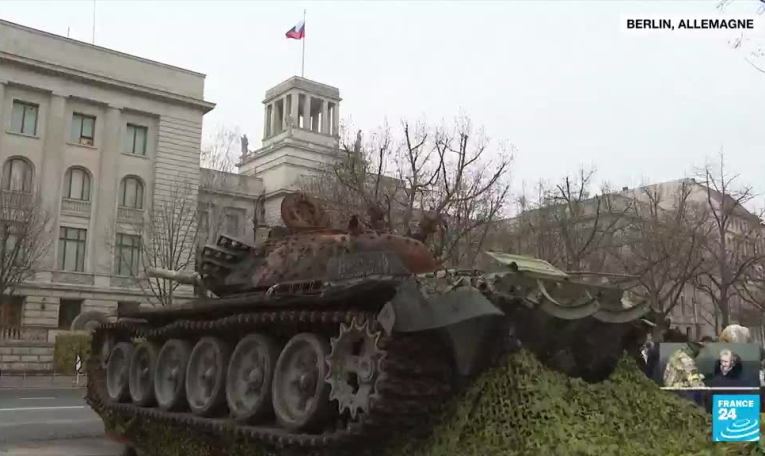 Ukraine : un an après l'invasion russe, des marques de soutien à travers le monde