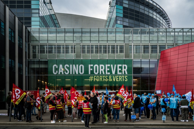 Des membres de la CGT manifestent devant le siège de Casino à Saint-Étienne, le 22 juin 2023.  ( AFP / JEFF PACHOUD )