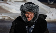 Un homme marche dans une rue par une froide journée d'hiver dans le centre de Kiev