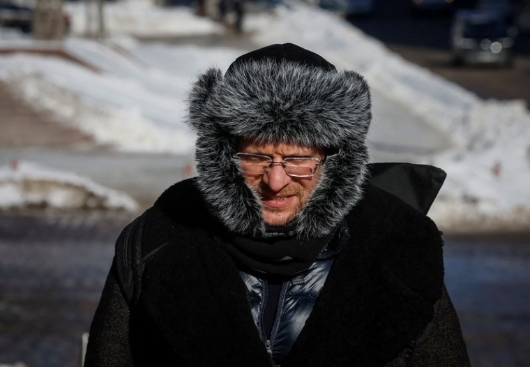 Un homme marche dans une rue par une froide journée d'hiver dans le centre de Kiev