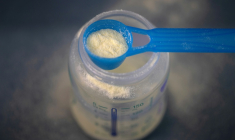 Du lait infantile en poudre le 29 janvier 2026 à Quimper ( AFP / Fred TANNEAU )