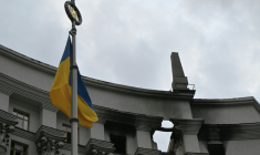 Un drapeau ukrainien flotte devant le bâtiment du gouvernement ukrainien endommagé la veille lors d'une frappe aérienne massive russe, le 8 septembre 2025 à Kiev  ( AFP / Genya SAVILOV )
