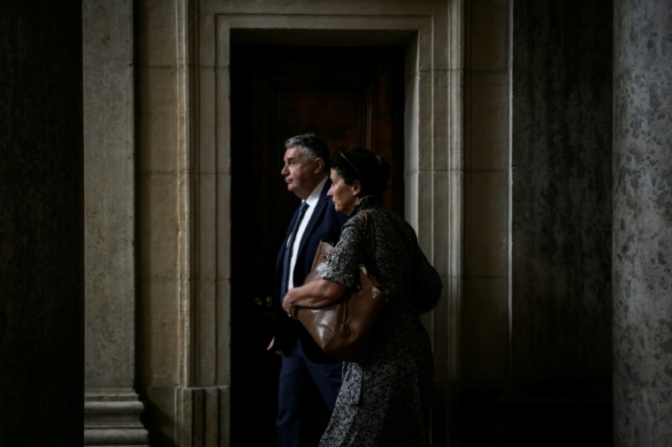 L'ancien premier adjoint au maire de Saint-Etienne Gilles Artigues et son épouse Mireille au palais de justice de Lyon pour le procès en appel de Gaël Perdriau, le 8 juin 2026 ( AFP / JEFF PACHOUD )