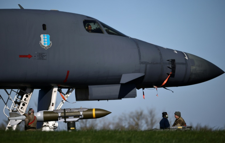 Un bombardier B-1 américain sur le tarmac de la base de Fairford dans le sud-ouest de l'Angleterre, le 14 mars 2026 ( AFP / Henry NICHOLLS )