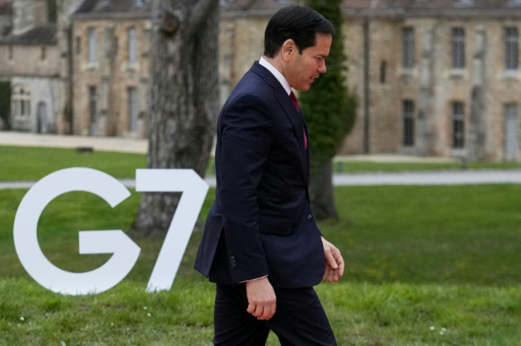 Le secrétaire d'État américain Marco Rubio à son arrivée pour participer à des pourparlers sur la paix et la sécurité lors d'une réunion des ministres des Affaires étrangères du G7 à l'abbaye de Vaux-de-Cernay, le 27 mars 2026 à Cernay-la-Ville, dans les Yvelines ( POOL / Michel Euler )