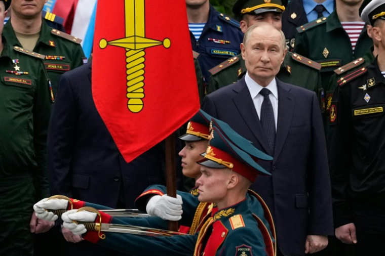 Le président russe Vladimir Poutine (C), le 22 juin 2025 à Moscou, lors des cérémonies du 84e anniversaire de l'invasion de l'Union soviétique par les Nazis en 1941 ( POOL / Alexander Zemlianichenko )