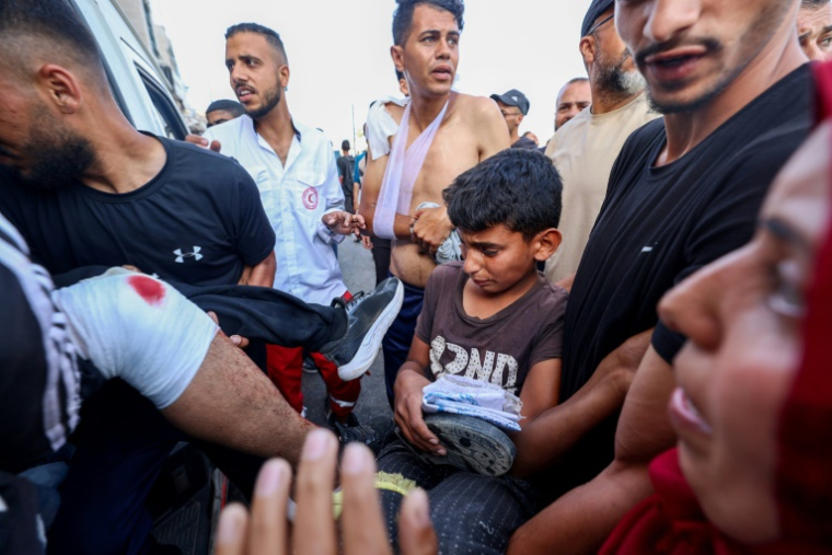 Des secouristes évacuent des blessés après, selon la Défense civile de Gaza, des tirs israéliens meurtriers en marge d'une distribution d'aide humanitaire à Rafah, dans le sud de la bande de Gaza, le 1er juin 2025 ( AFP / Eyad BABA )
