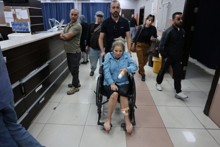 La journaliste américaine Heidi Levine aux urgences d'un hôpital de Ramallah, en Cisjordanie, après son agression par des colons israéliens le 16 octobre 2026 ( AFP / AHMAD GHARABLI )