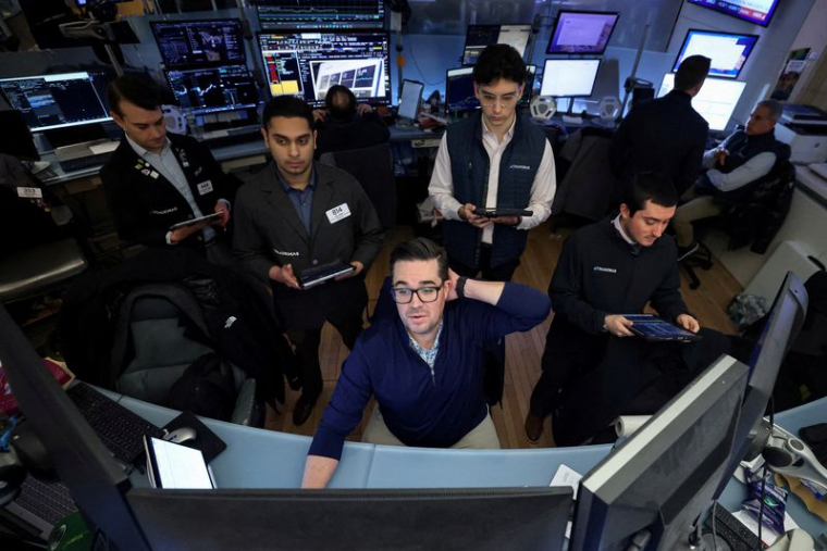 Des traders travaillent sur le parquet du NYSE à New York