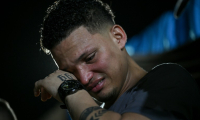 Mervin Yamarte, un migrant vénézuélien rapatrié d'une prison au Salvador, pleure lors d'une prière dans le quartier de Los Pescadores à Maracaibo, au Venezuela, le 23 juillet 2025 ( AFP / Federico PARRA )
