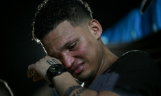 Mervin Yamarte, un migrant vénézuélien rapatrié d'une prison au Salvador, pleure lors d'une prière dans le quartier de Los Pescadores à Maracaibo, au Venezuela, le 23 juillet 2025 ( AFP / Federico PARRA )