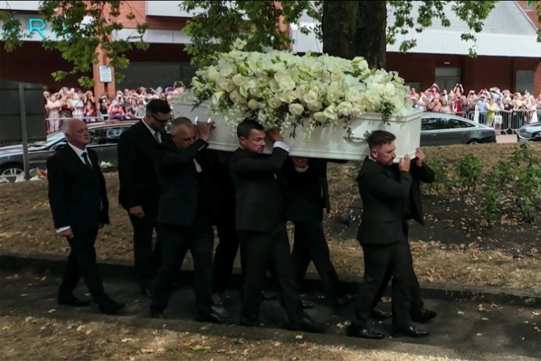 Image tirée d'une vidéo de l'AFPTV montrant le cercueil de la chanteuse  Bonnie Tyler à son arrivée à l'église St. Mary lors de ses funérailles à Swansea, au Pays de Galles, le 17 août 2026 ( AFPTV / Lidia PEDRO )