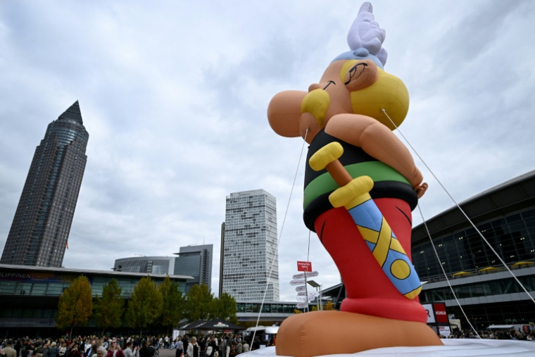 Une figurine gonflable d'Astérix lors de la 77e Foire du livre de Francfort, dans l'ouest de l'Allemagne, le 17 octobre 2025 ( AFP / Kirill KUDRYAVTSEV )