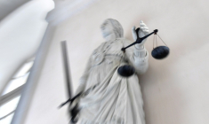 "Je suis brûlée à l'intérieur": Asma*, victime d'une tentative d'immolation en 2021 à Nice, a livré le récit glaçant de l'attaque et de ses conséquences devant la cour d'assises d'appel du Var où son ex-mari risque la réclusion à perpétuité ( AFP / LOIC VENANCE )