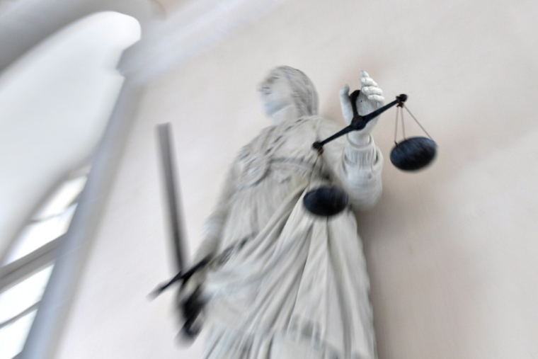 "Je suis brûlée à l'intérieur": Asma*, victime d'une tentative d'immolation en 2021 à Nice, a livré le récit glaçant de l'attaque et de ses conséquences devant la cour d'assises d'appel du Var où son ex-mari risque la réclusion à perpétuité ( AFP / LOIC VENANCE )