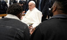 Cette photo prise et distribuée le 17 avril 2025 par les médias du Vatican montre le pape François lors d'une visite privée à la prison "Regina Coeli" où il a rencontré environ 70 détenus dans le cadre des célébrations du Jeudi Saint à Rome. ( VATICAN MEDIA / Handout )