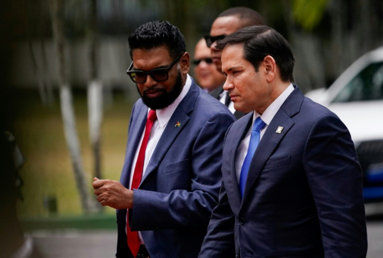 Le président du Guyana Irfaan Ali (g) et secrétaire d'Etat américain Marco Rubio à Georgetown, le 27 mars 2025 ( POOL / Nathan Howard )