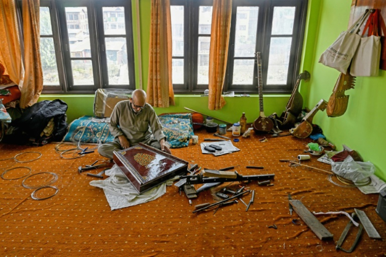 L'artisan Ghulam Mohammad Zaz fabrique un santour, un instrument à cordes ancestral, dans son atelier à Srinagar, le 23 septembre 2025 au Cachemire indien ( AFP / Tauseef MUSTAFA )