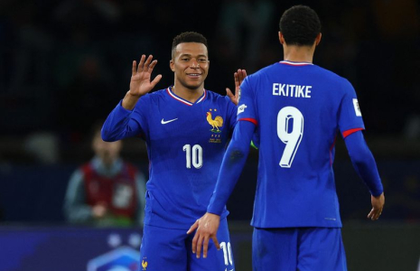 Le Français Hugo Ekitike célèbre avec Kylian Mbappé après le match France contre Ukraine au Parc des Princes, à Paris