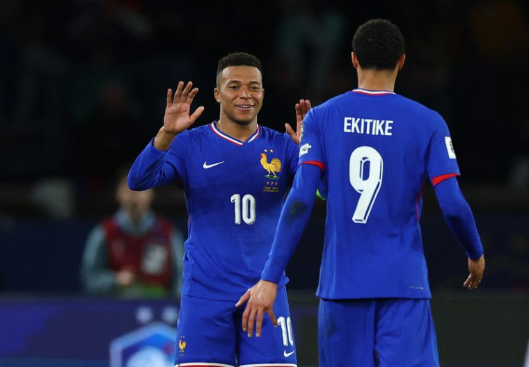 Le Français Hugo Ekitike célèbre avec Kylian Mbappé après le match France contre Ukraine au Parc des Princes, à Paris