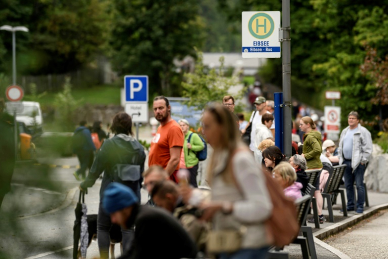 Des touristes autour d'un arrêt de bus près du lac Eibsee, près de Garmisch-Partenkirchen, dans le sud de l'Allemagne, le 22 août 2025 ( AFP / Philipp Guelland )